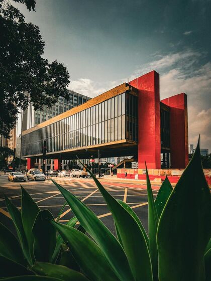 Outro ângulo do museu de arte de SP / Pexels