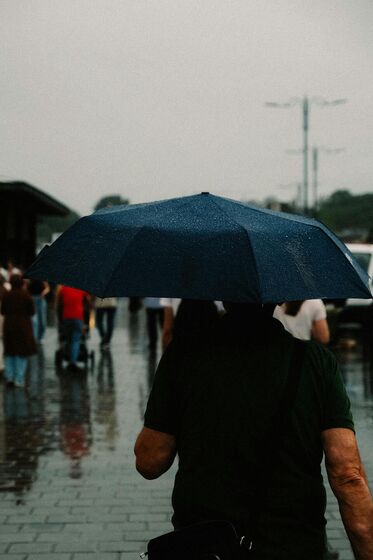 Tendência é a de chuva persistente entre domingo e segunda / IA