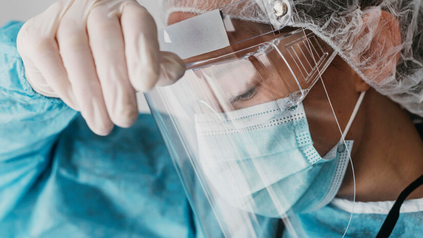 2020, a pandemia de Covid-19: A crise sanitária provocada pelo coronavírus alterou drasticamente a vida cotidiana em escala global. Milhões de pessoas morreram, sistemas de saúde foram pressionados e economias enfrentaram retração. / Freepik