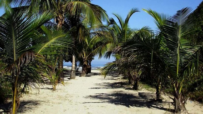 A praia Caramborê, em Peruíbe, é perfeita para quem quer se isolar/Divulgação