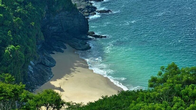 Como o nome já diz, na Praia Brava as ondas são fortes, atraindo principalmente os surfistas/Divulgação