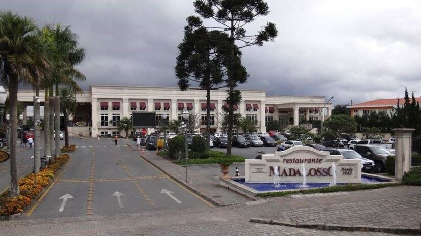 Para sustentar a capacidade de 4.630 clientes simultâneos, o Madalosso utiliza uma cozinha de alta performance capaz de produzir toneladas de massas e frangos mensalmente/Felipe Mantovani/Facebook/Madalosso