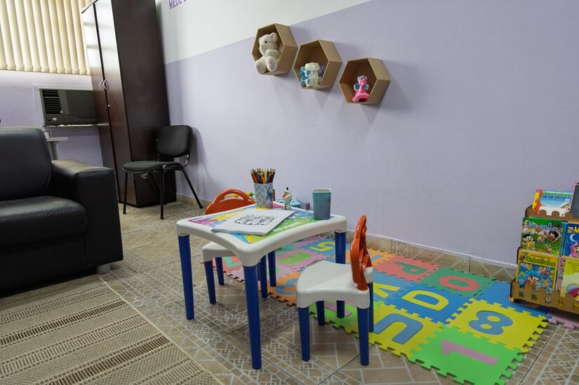 Um dos destaques é a brinquedoteca, um espaço lúdico que permite que os filhos das vítimas sejam acolhidos com segurança (Divulgação/PMC)