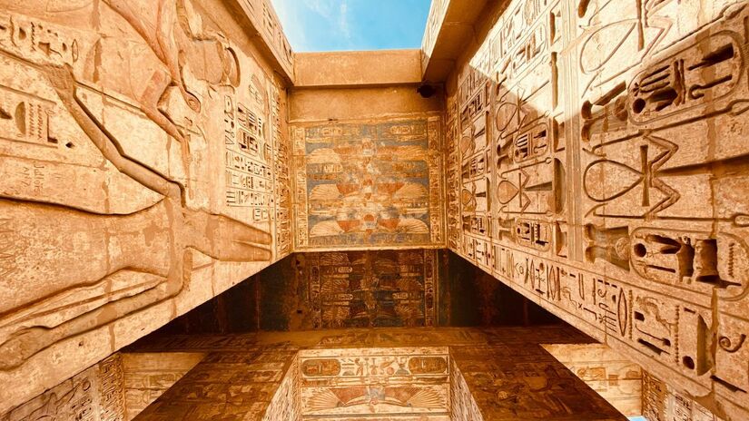 Embora teorias antigas sugerissem que Tutancâmon era manco, estudos recentes de Bob Brier mostram que seus calçados não possuem desgaste assimétrico. Isso coloca em dúvida a tese de problemas físicos e sugere que o rei tinha uma locomoção normal/Unsplash