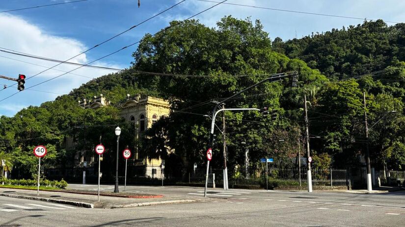 Funcionários do campus de Santos ingressaram com uma ação trabalhista questionando a transferência determinada pela universidade para a capital paulista/Jonatas Oliveira/DL