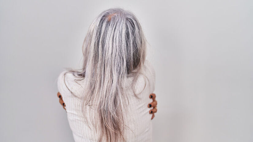 O shampoo tonalizante não muda a cor do fio por dentro, apenas deposita pigmentos na superfície. Freepik