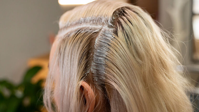 Fios brancos e claros costumam apresentar resultado mais rápido do que cabelos escuros. Freepik