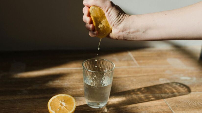 Por ser naturalmente ácido, o limão pode ajudar a desacelerar a absorção de carboidratos em algumas refeições, mas não substitui o tratamento médico/Pexels