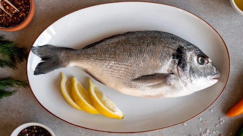 Presente no litoral paulista: muito consumido em peixarias e restaurantes à beira-mar, é um peixe típico da culinária costeira. [Freepik]