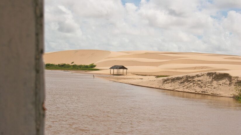 O contraste entre dunas claras e &aacute;reas verdes cria um visual de rara beleza natural / Danielle Pereira/Wikimedia Commons