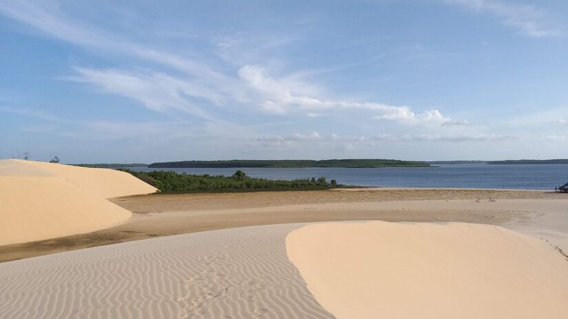 O luz do sol no Delta do Parna&iacute;ba &eacute; um espet&aacute;culo que colore o c&eacute;u e as &aacute;guas / Gabriel P. Silva/Wikimedia Commons