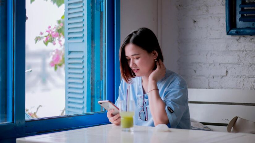 Com interface intuitiva, o PineDrama permite que o usuário controle a velocidade de reprodução e salve suas histórias favoritas. O app organiza os episódios de forma sequencial, garantindo a mesma continuidade das grandes plataformas de streaming, mas em vídeos curtos/Pexels