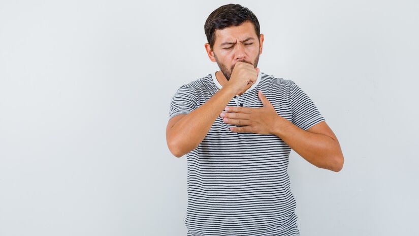 A tosse também pode ser uma resposta a alergias ambientais / Freepik
