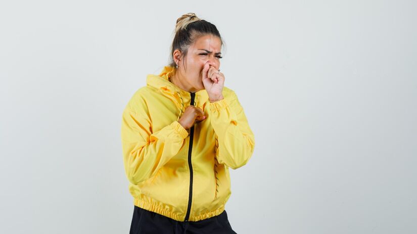 Ar muito seco resseca as vias aéreas e favorece episódios de tosse / Freepik
