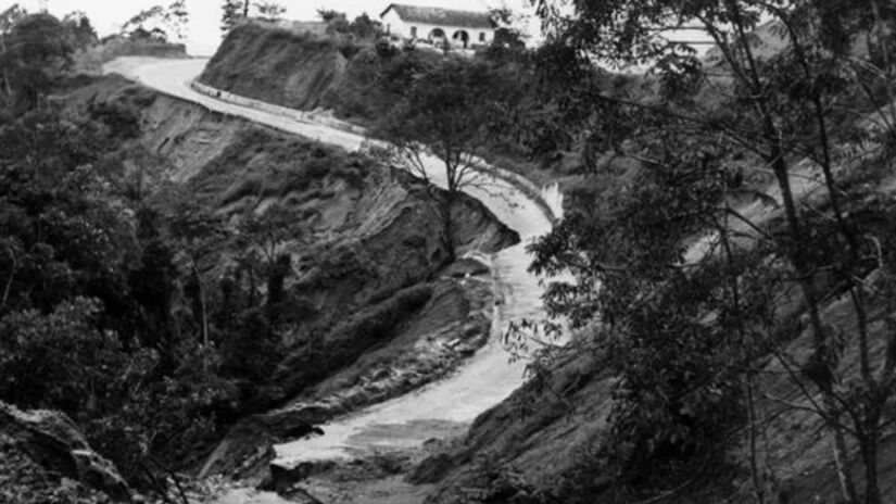 Em apenas dois dias, o volume de chuva superou o esperado para seis meses e provocou deslizamentos fatais/Reprodução