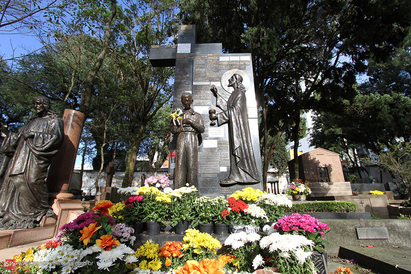 O túmulo na Consolação, cheio de agradecimentos por graças alcançadas / Reprodução