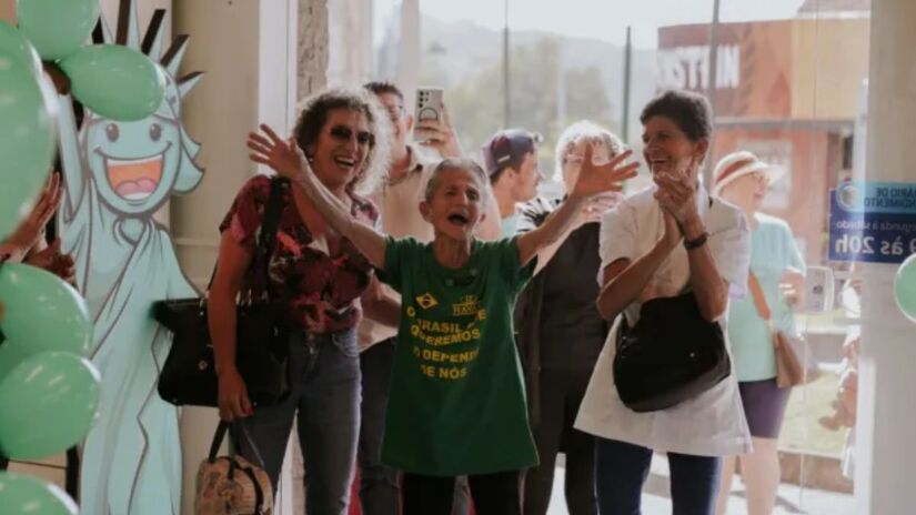 S&oacute; que Dona Maria n&atilde;o vai atuar como os 23 mil colaboradores da Havan, uma vez que ela n&atilde;o ter&aacute; longas jornadas de trabalho e estar&aacute; na loja 'de vez em quando' (Divulga&ccedil;&atilde;o)