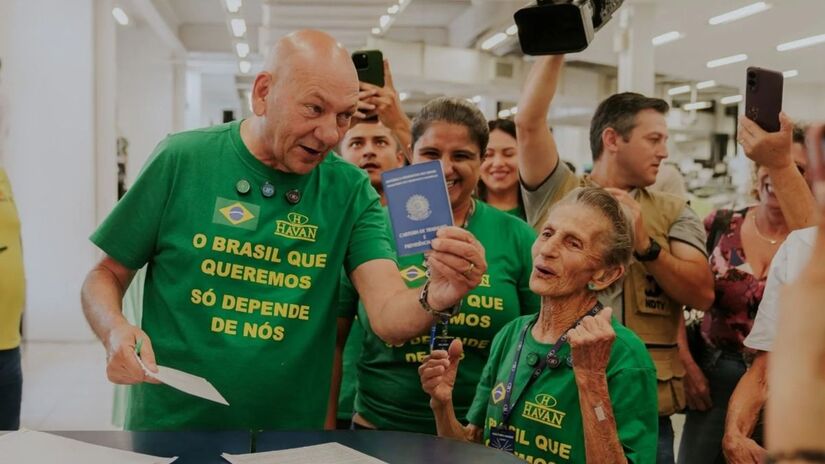 Dona Maria Wostehoff, de 91 anos, foi contratada pelo pr&oacute;prio Luciano Hang para ser sua funcion&aacute;ria (Divulga&ccedil;&atilde;o)