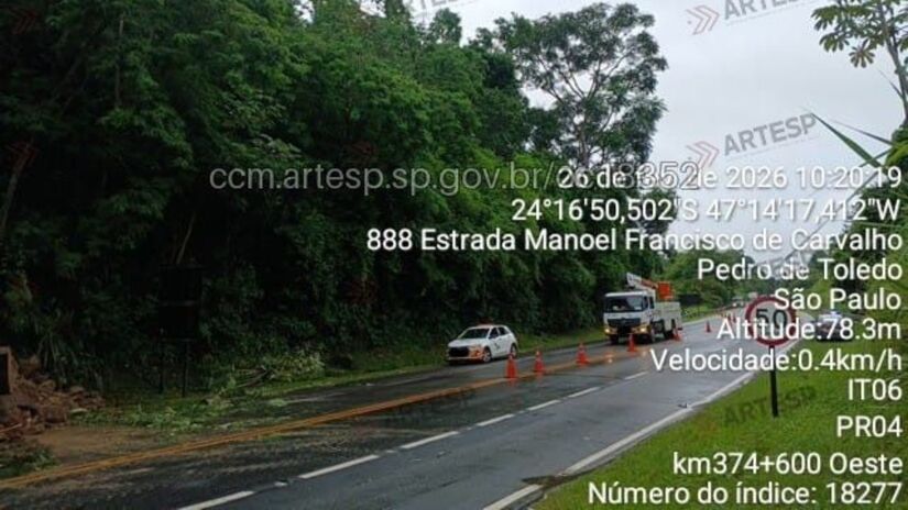 Deslizamento de terra bloqueia a Rodovia Padre Manoel da Nóbrega / Divulgação/Artesp
