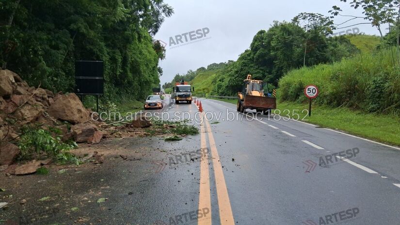 Equipes atuam na área e o tráfego opera no sistema Pare e Siga / Divulgação/Artesp