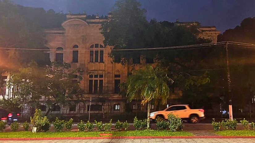 O Edifício Cesário Bastos, em Santos, aguarda definição de uso após devolução pela USP, enquanto moradores relatam falta de zeladoria urbana no entorno/Jonatas Oliveira/DL