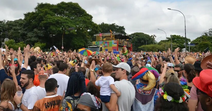 Após episódios de superlotação e tumultos em edições passadas, a Prefeitura de São Paulo decidiu: a festa agora só acontece com regras rígidas de segurança. Rovena Rosa/Agência Brasil