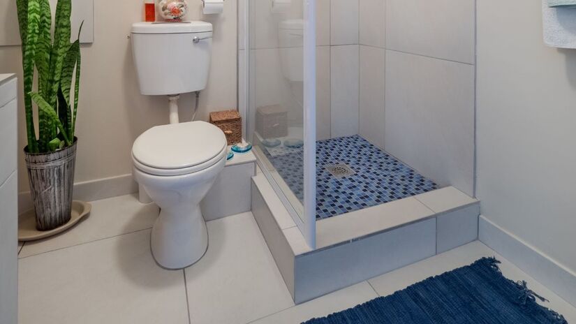 Materiais abrasivos desgastam o acabamento e reduzem a vida útil do piso / Pixabay