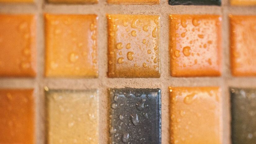 Produtos muito fortes podem até limpar rápido, mas comprometem a durabilidade do rejunte / Pixabay