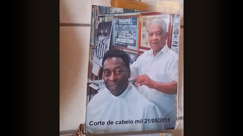 João Silva, o Didi, eternizou o visual do Rei Pelé e marcou gerações em Santos com sua tesoura e talento/ Reprodução - DL