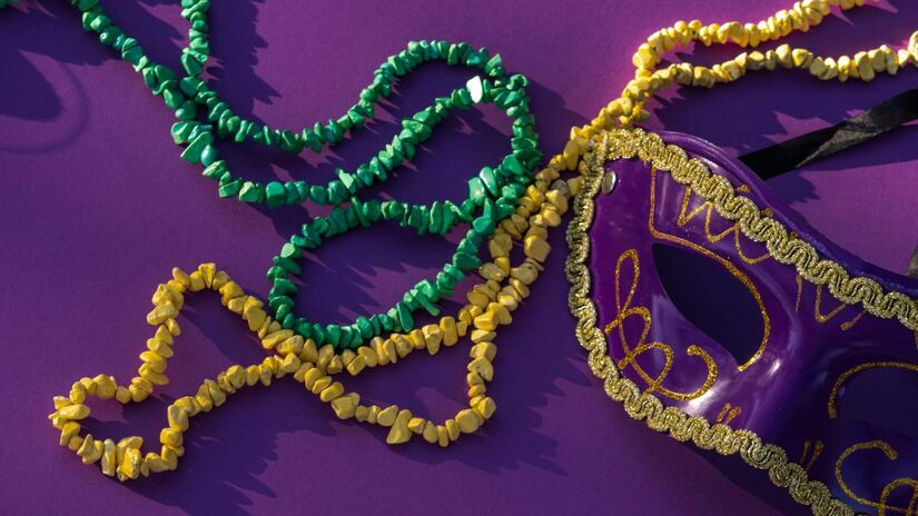 Representado com terno branco, gravata vermelha e chapéu panamá, simboliza elegância e trânsito entre o mundo material e espiritual/Pexels