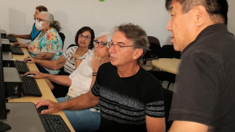 O programa Vovô Sabe Tudo prepara idosos para atuar em projetos comunitários / Divulgação/PMS
