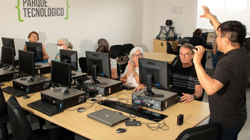 Para quem quer aprender a usar celular ou redes sociais, existem iniciativas como Vovonauta e Inovação e Longevidade / Divulgação/PMS