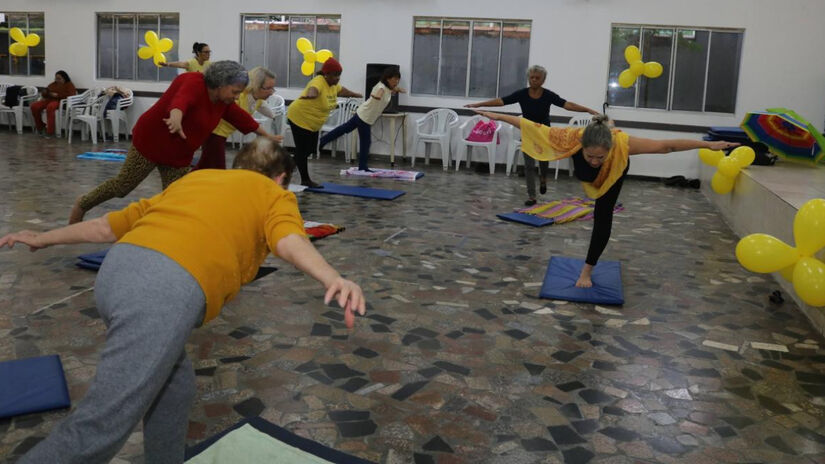 A Vila Criativa Sênior 50+, no bairro do Embaré, promove aulas de dança de salão, pilates e alongamento / Divulgação/PMS