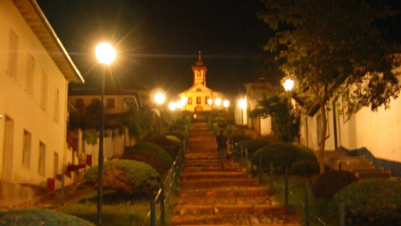 Vista noturna da Capela de Santa Rita em Serro, Minas Gerais / Crédito: Túlio Vianna/Wikimedia Commons