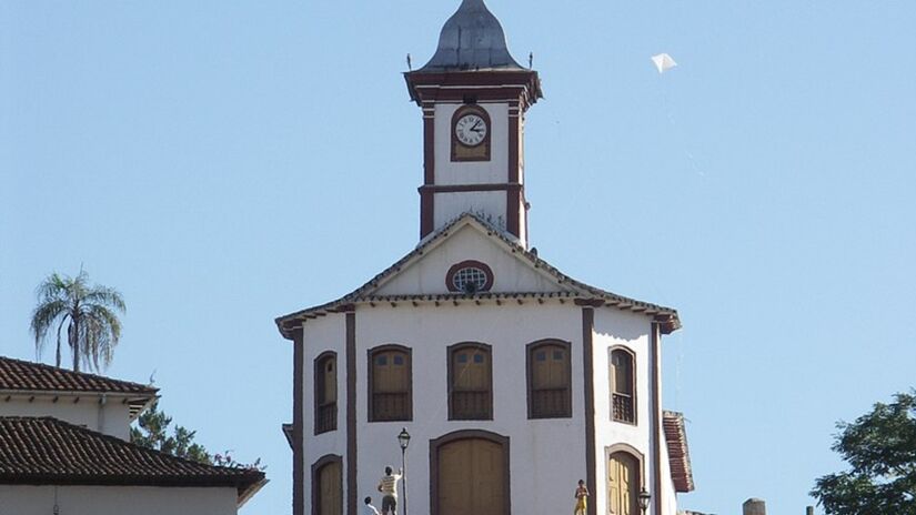 A Capela de Santa Rita, um dos principais pontos turístico da cidade, vista durante o dia / Crédito: Ricardo Moraleida/Wikimedia Commons