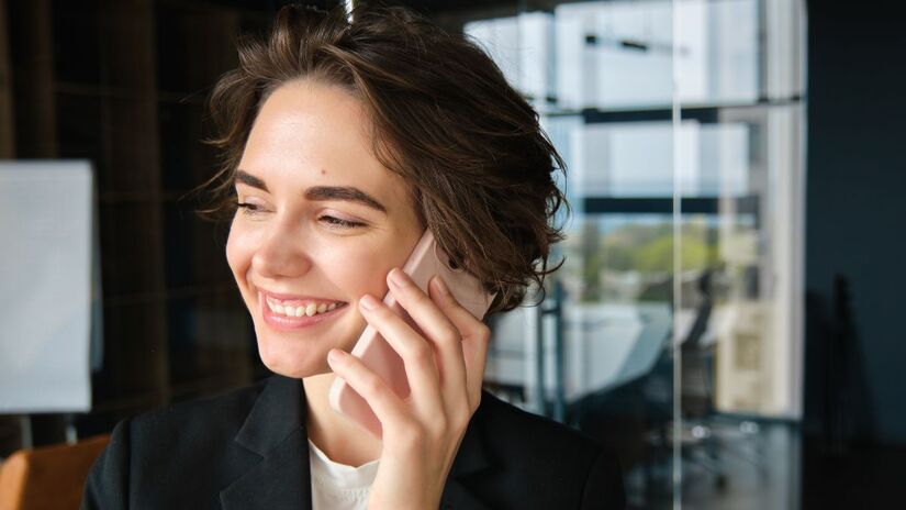 Usar fones, ativar o viva-voz e evitar dormir com o celular sob o travesseiro são medidas simples recomendadas por especialistas para reduzir a exposição desnecessária. Freepik/@benzoix