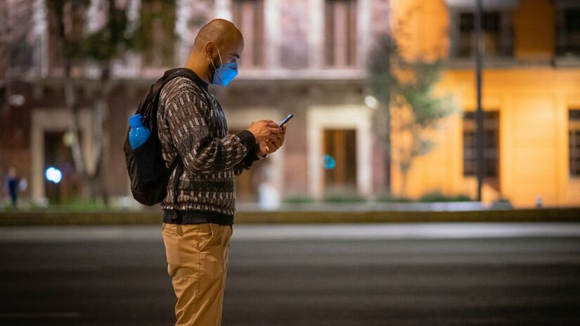 Segundo princípios da física, a intensidade do campo eletromagnético diminui conforme o aparelho se afasta do corpo: A 20 centímetros, a exposição pode cair mais de 90%. Unsplash/Julio Lopez
