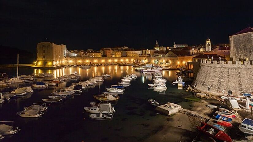 Além da restrição às malas, a cidade limita a chegada de cruzeiros para equilibrar o fluxo de visitantes e preservar seu patrimônio cultural. Wikimedia Commons/Diego Delso

