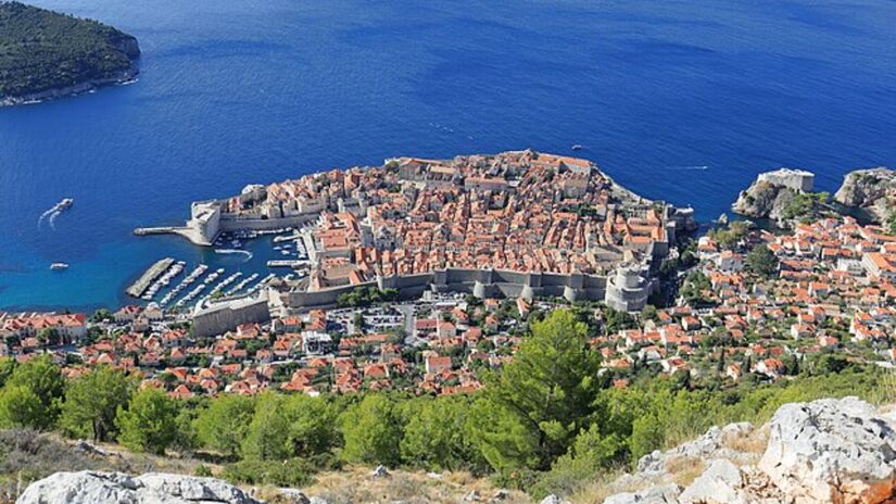 A nova medida municipal determina que visitantes transportem as malas sem arrastá-las, reduzindo o barulho nas áreas residenciais. Wikimedia Commons/Martin Falbisoner