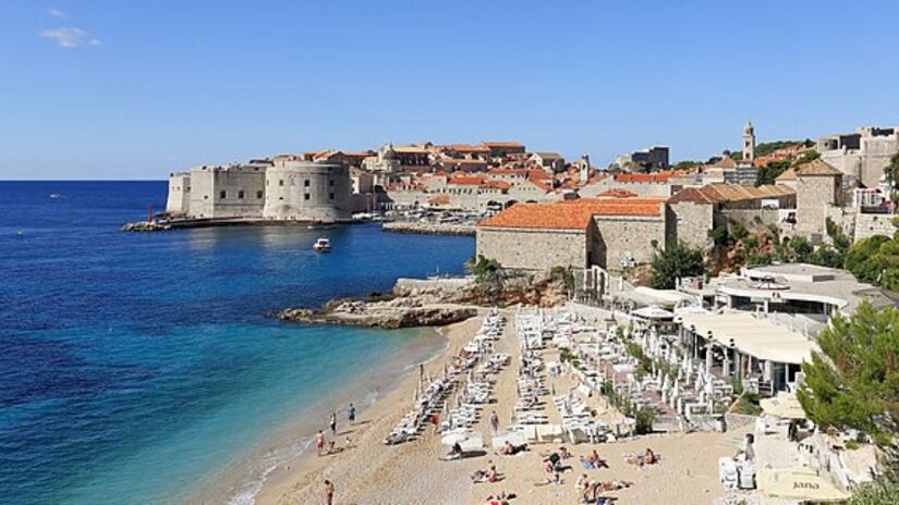 Para cumprir a nova regulamentação, estabelecimentos recolhem as malas na entrada do centro histórico e as entregam diretamente aos hóspedes. Wikimedia Commons/Martin Falbisoner