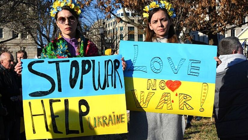 A guerra entre a Rússia e Ucrânia ainda não teve fim: Soldados ucranianos em posição defensiva no leste do país, onde os confrontos contra forças russas seguem intensos. Wikimedia Commons/Amaury Laporte

