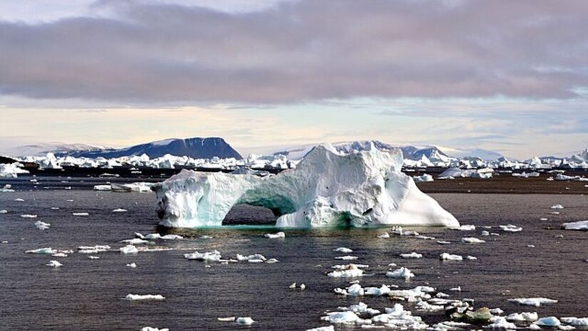 A perda de massa glacial reduz a pressão sobre o solo, provocando o chamado soerguimento isostático  movimento que faz partes da crosta terrestre subirem enquanto outras encolhem. Wikimedia Commons/Brocken Inaglory

