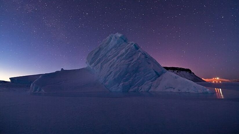 Estudo revela que a ilha se deslocou cerca de 2 centímetros em direção noroeste nos últimos 20 anos, resultado dd mudanças climáticas atuais e transformações antigas. Wikimedia Commons/Jeremy Harbeck


