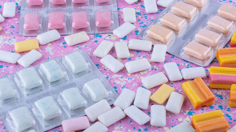  Vender chiclete ilegalmente em Singapura pode resultar em at&eacute; dois anos de pris&atilde;o, j&aacute; o consumo em locais p&uacute;blicos pode gerar multa (azerbaijan_stockers/Freepik)