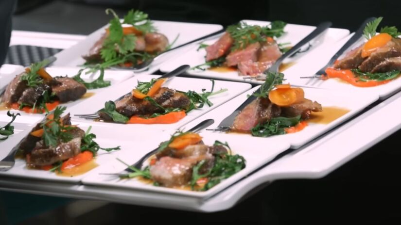 O evento conta com uma organização minuciosa para suprir a fome de dezenas de convidados (Eater/YouTube/Reprodução)