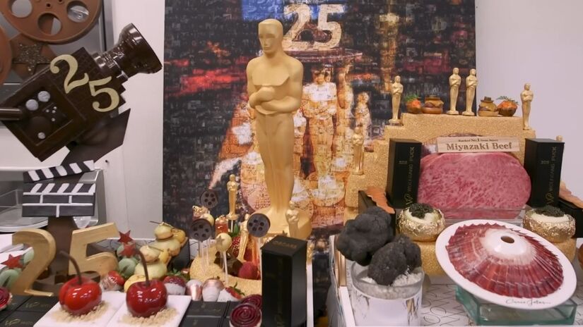 Por conta do alto número de pessoas influentes presentes na cerimônia, pratos que são favoritos de nomes como Meryl Streep, Emma Stone, Robert De Niro, Al Pacino e Brad Pitt jamais devem ser retirados do menu, para evitar qualquer 'saia justa' com o chef Puck (Eater/YouTube/Reprodução)

