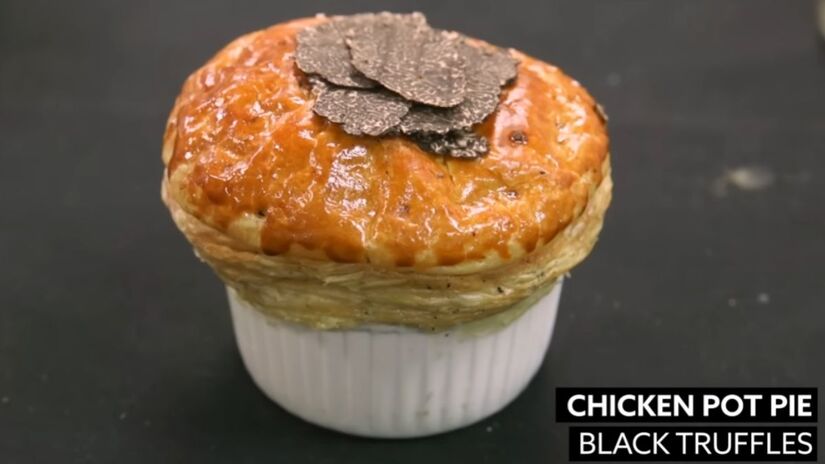 Chicken Pot Pie com Trufas Negras é um dos pratos mais adorados pelos presentes no pós-Oscar (Eater/YouTube/Reprodução)