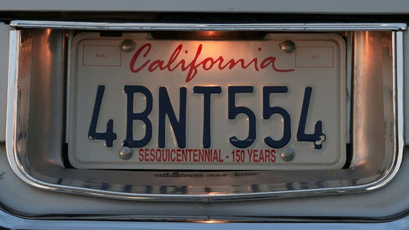 A nova placa deve seguir o modelo Mercosul, adotado no Brasil: fundo branco, faixa azul superior, QR Code e combinação alfanumérica no formato ABC1D23. Unsplash/Ed Parker
