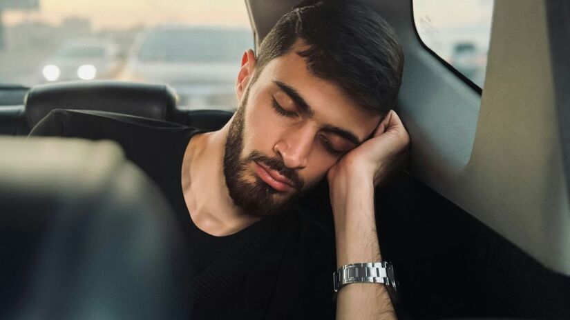 Especialistas recomendam pausas ao longo do dia, limites digitais e acompanhamento psicológico para prevenir o esgotamento emocional. Unsplash/Эмин Мамедов
