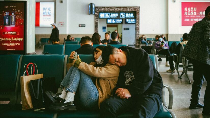 Excesso de estímulos, pressão por produtividade e hiperconectividade ajudam a explicar o aumento do estresse entre jovens trabalhadores da Geração Z. Unsplash/tommao wang
